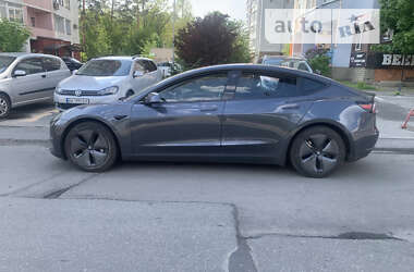 Седан Tesla Model 3 2018 в Бучі
