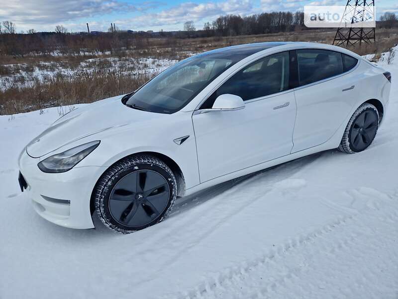 Седан Tesla Model 3 2019 в Бучі