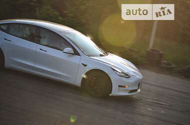 Внедорожник / Кроссовер Tesla Model 3 2020 в 