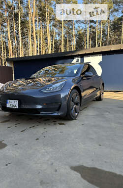 Седан Tesla Model 3 2022 в Бучі