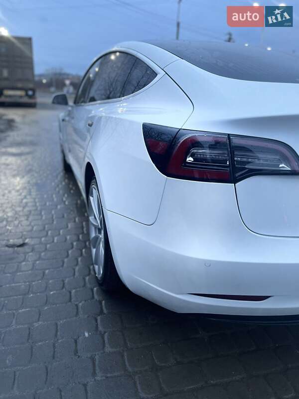 Седан Tesla Model 3 2020 в Львове