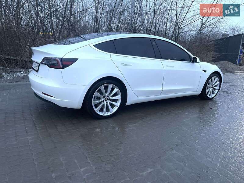 Седан Tesla Model 3 2020 в Львове
