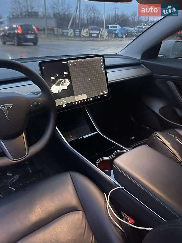 Седан Tesla Model 3 2020 в Львове