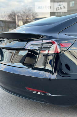 Седан Tesla Model 3 2020 в Дубні