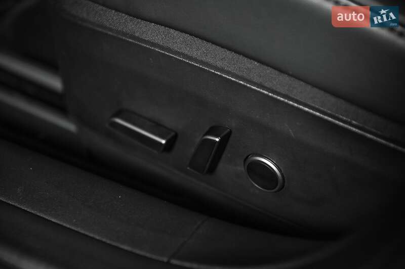 Седан Tesla Model 3 2023 в Одесі