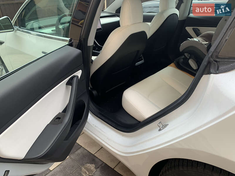 Седан Tesla Model 3 2019 в Львове