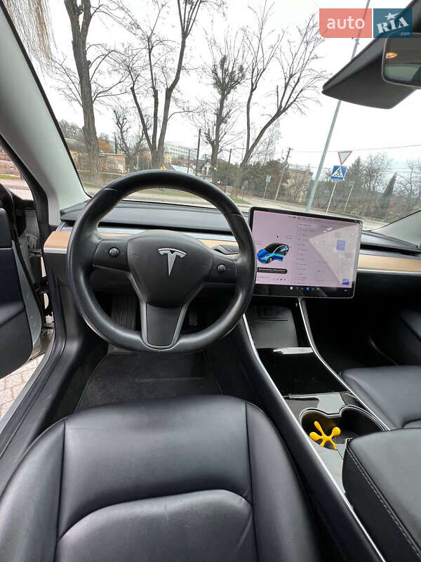 Седан Tesla Model 3 2018 в Львові