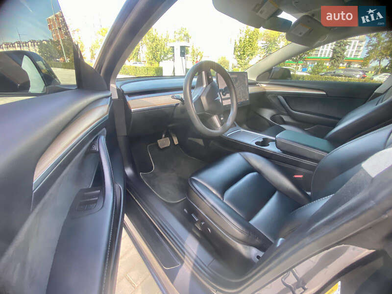 Седан Tesla Model 3 2021 в Ужгороді