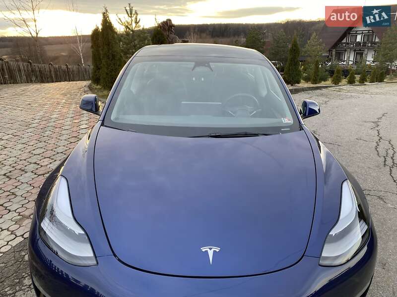 Седан Tesla Model 3 2023 в Чернівцях