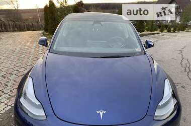 Седан Tesla Model 3 2023 в Чернівцях