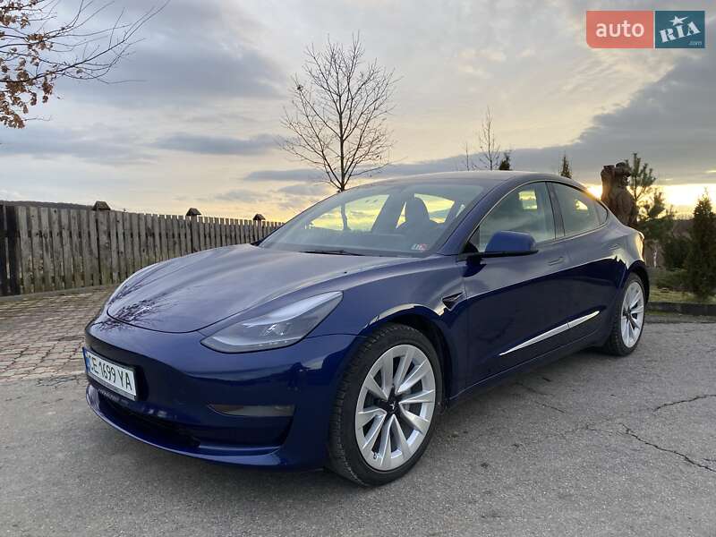 Седан Tesla Model 3 2023 в Чернівцях