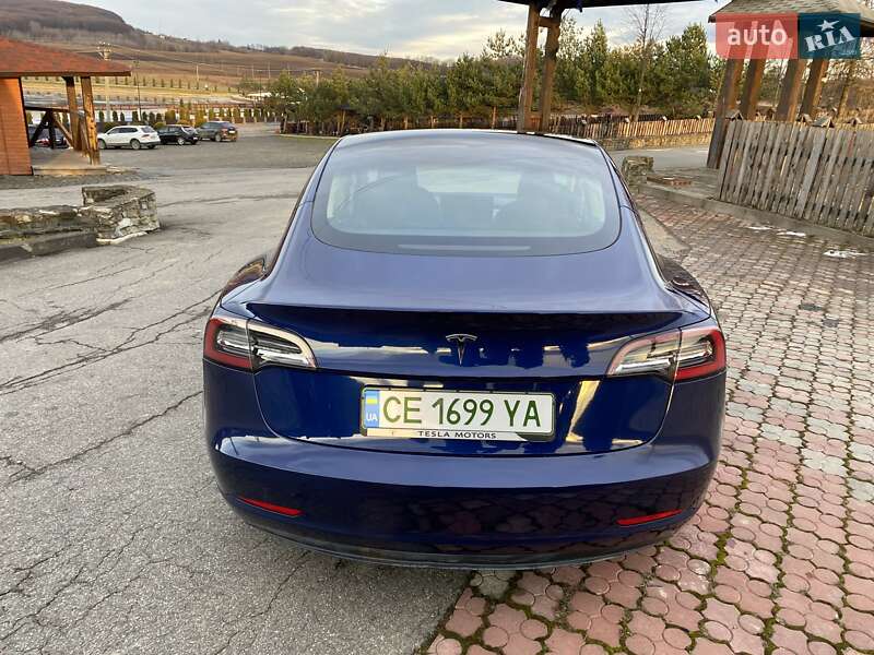 Седан Tesla Model 3 2023 в Чернівцях