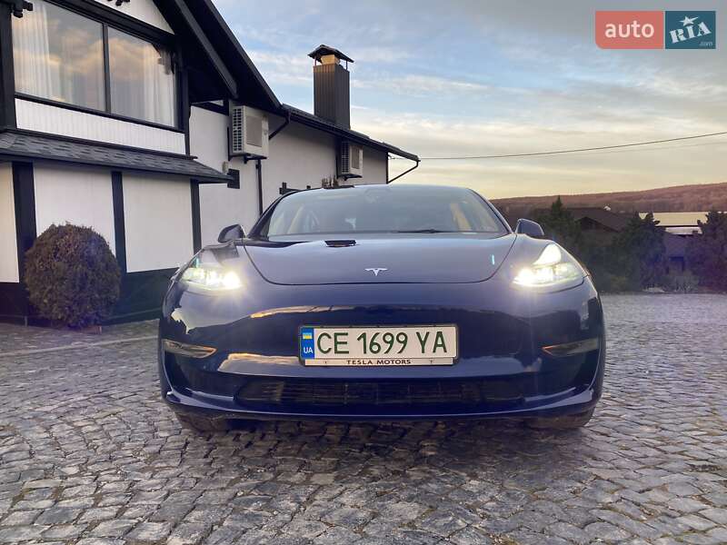 Седан Tesla Model 3 2023 в Чернівцях
