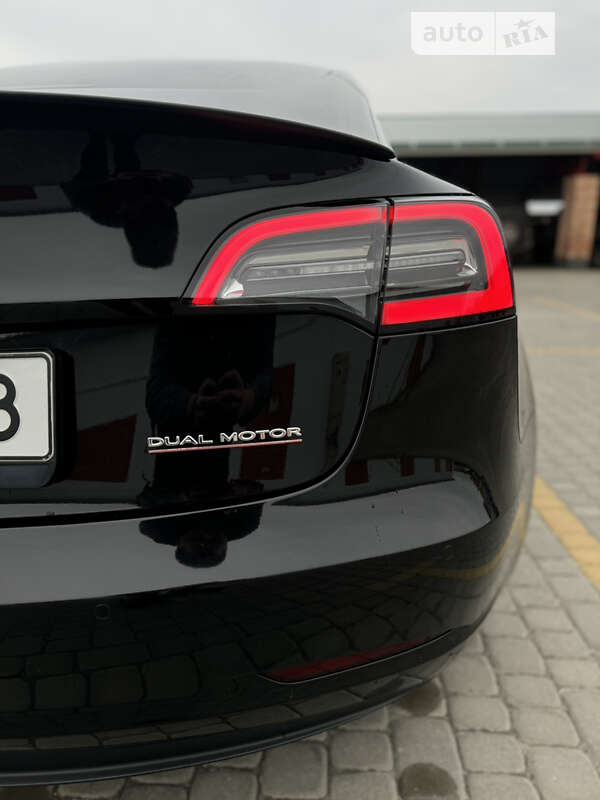 Седан Tesla Model 3 2019 в Львове