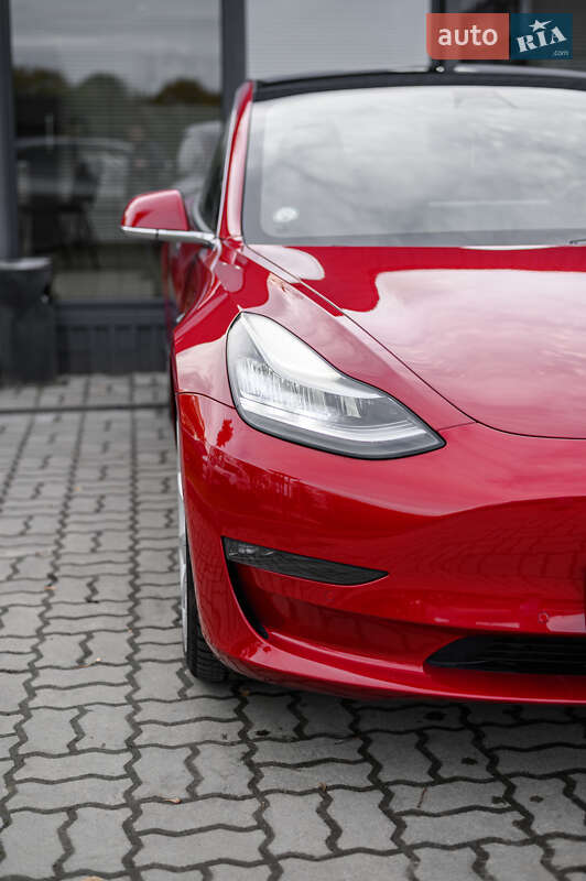 Седан Tesla Model 3 2019 в Львове