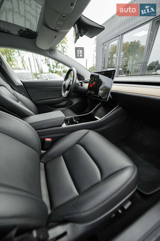 Седан Tesla Model 3 2019 в Львове