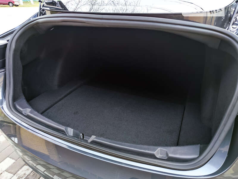 Седан Tesla Model 3 2019 в Киеве