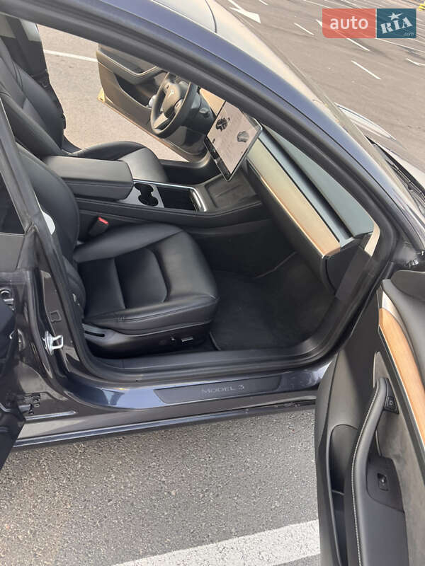 Седан Tesla Model 3 2021 в Львове