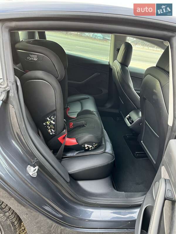 Седан Tesla Model 3 2022 в Валках