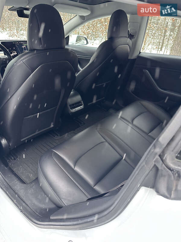 Седан Tesla Model 3 2018 в Львові