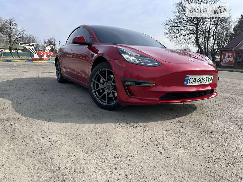 Седан Tesla Model 3 2020 в Звенигородці