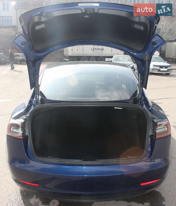Седан Tesla Model 3 2020 в Львові