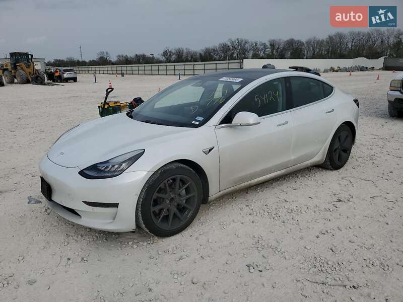 Седан Tesla Model 3 2020 в Львове