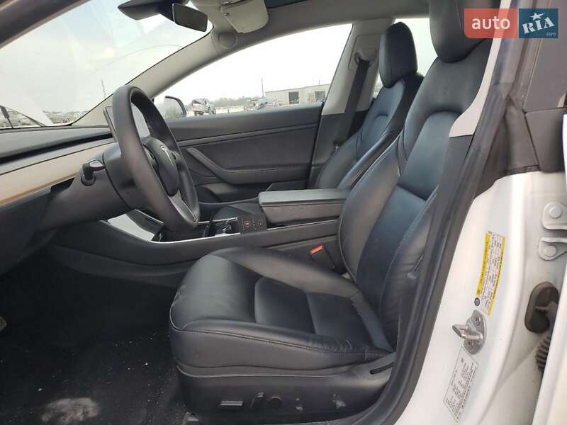 Седан Tesla Model 3 2020 в Львове