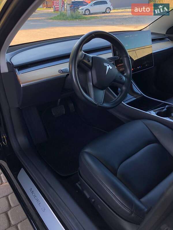 Седан Tesla Model 3 2018 в Львове