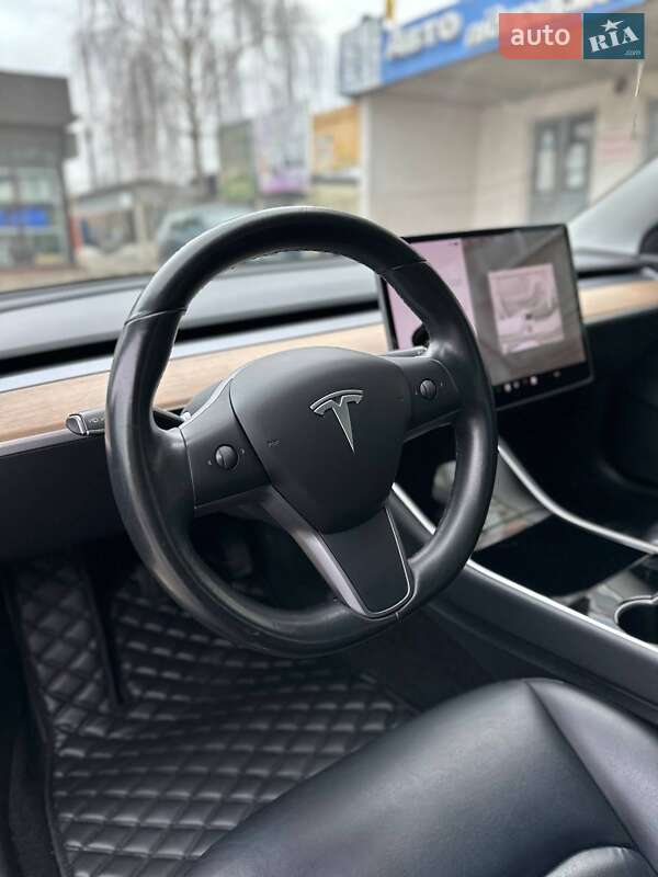Седан Tesla Model 3 2019 в Сумах