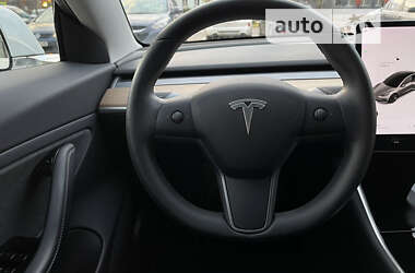 Седан Tesla Model 3 2020 в Бучі