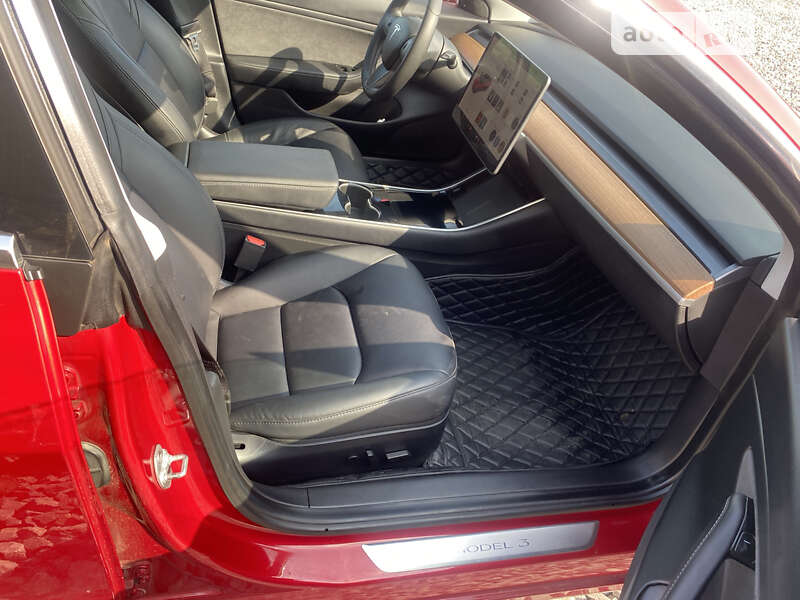 Седан Tesla Model 3 2020 в Черновцах