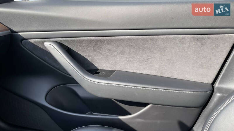 Седан Tesla Model 3 2020 в Киеве