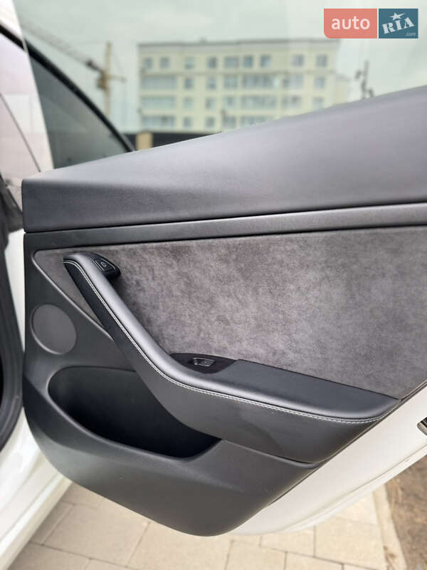 Седан Tesla Model 3 2022 в Хмельницком