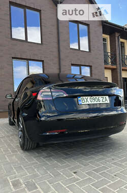 Седан Tesla Model 3 2021 в Вараше