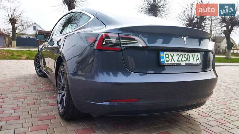 Седан Tesla Model 3 2018 в Староконстантинове