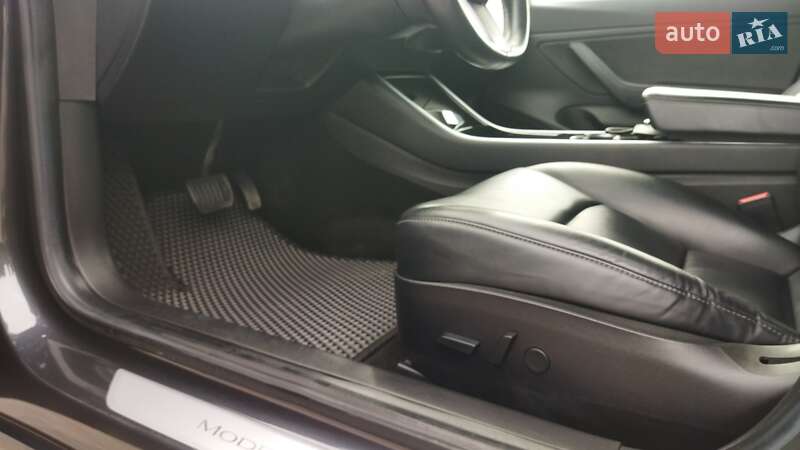 Седан Tesla Model 3 2018 в Староконстантинове