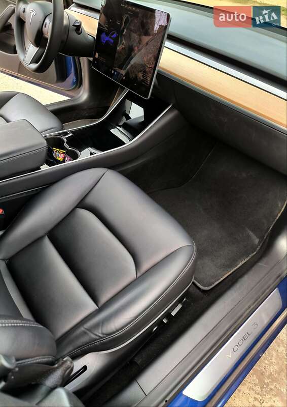 Седан Tesla Model 3 2019 в Сумах