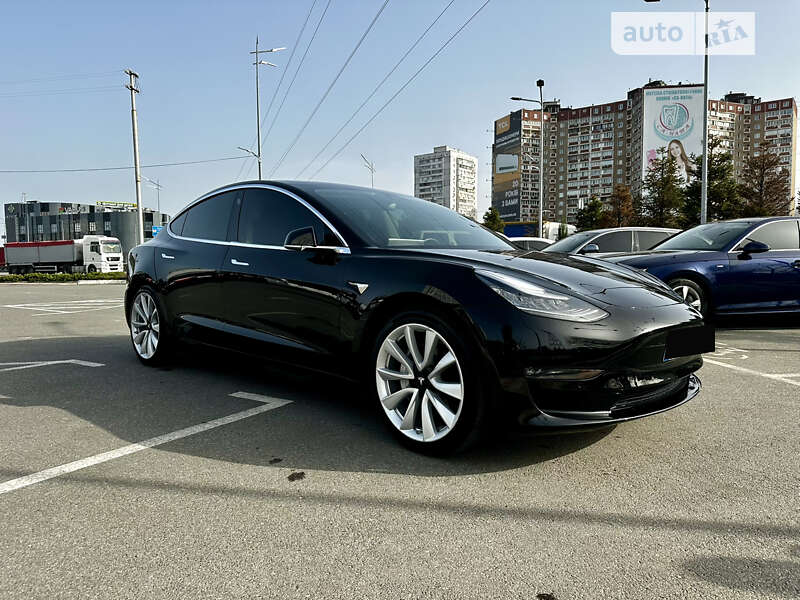 Седан Tesla Model 3 2019 в Киеве