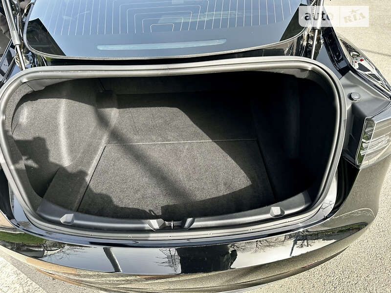 Седан Tesla Model 3 2019 в Киеве