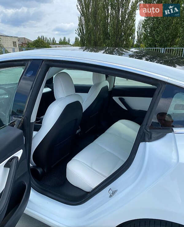 Седан Tesla Model 3 2020 в Львове