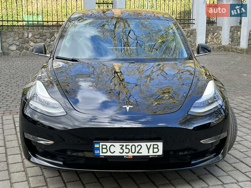 Седан Tesla Model 3 2018 в Львове
