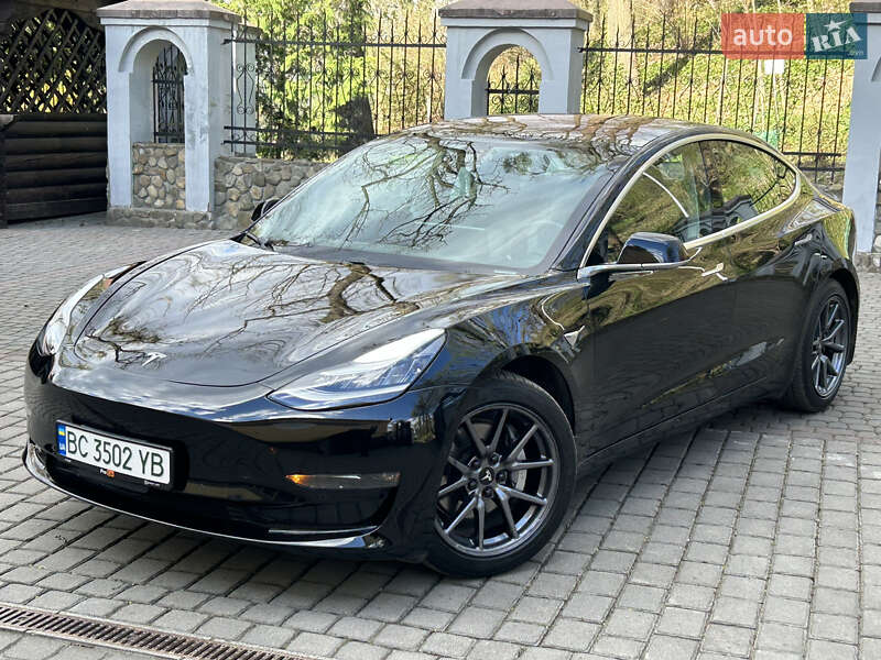Седан Tesla Model 3 2018 в Львове