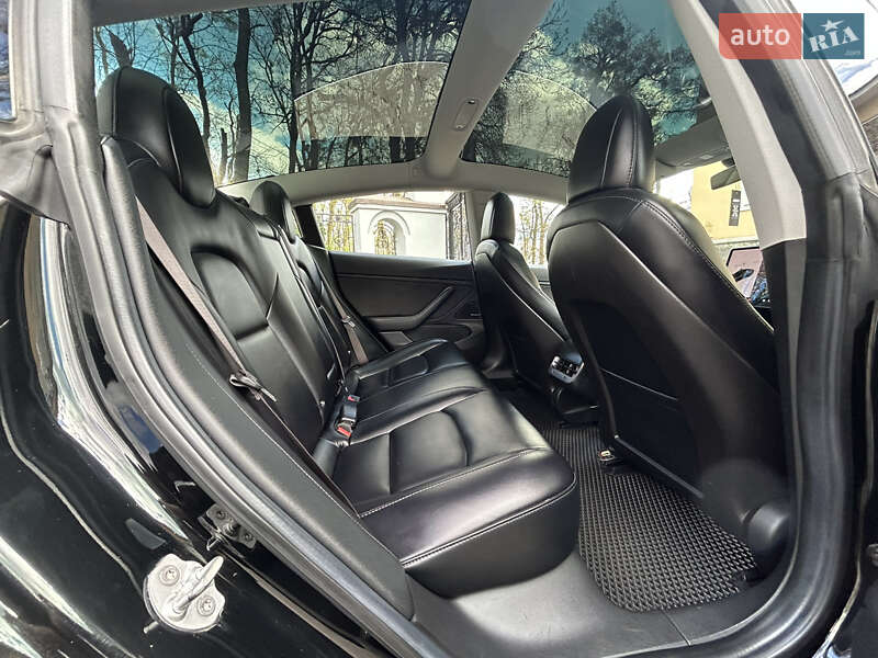Седан Tesla Model 3 2018 в Львове