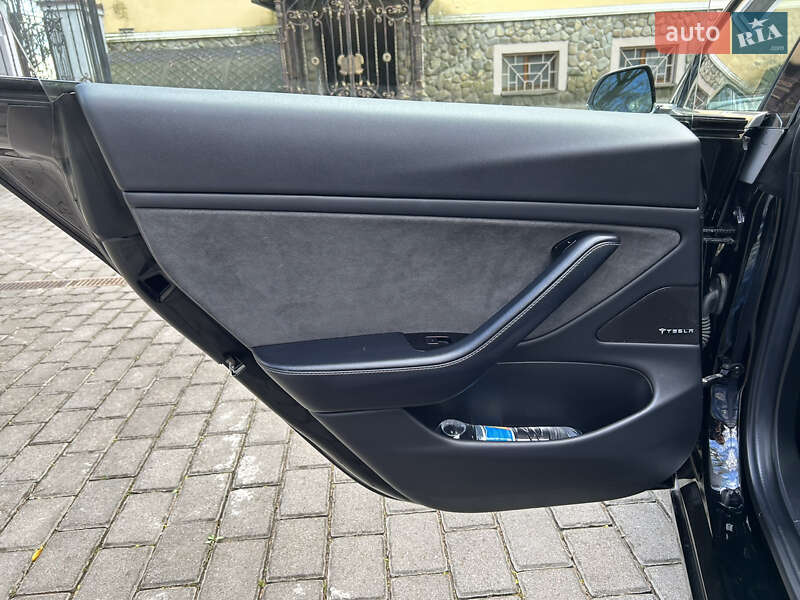 Седан Tesla Model 3 2018 в Львове