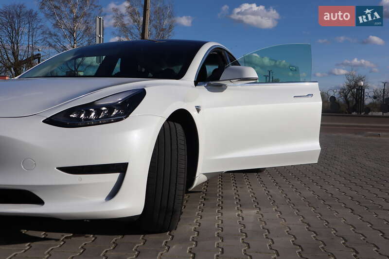 Седан Tesla Model 3 2020 в Дрогобыче