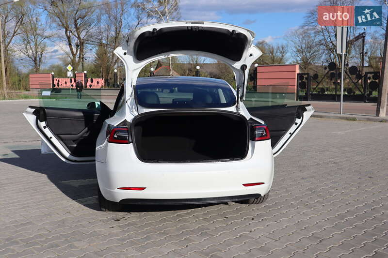 Седан Tesla Model 3 2020 в Дрогобыче