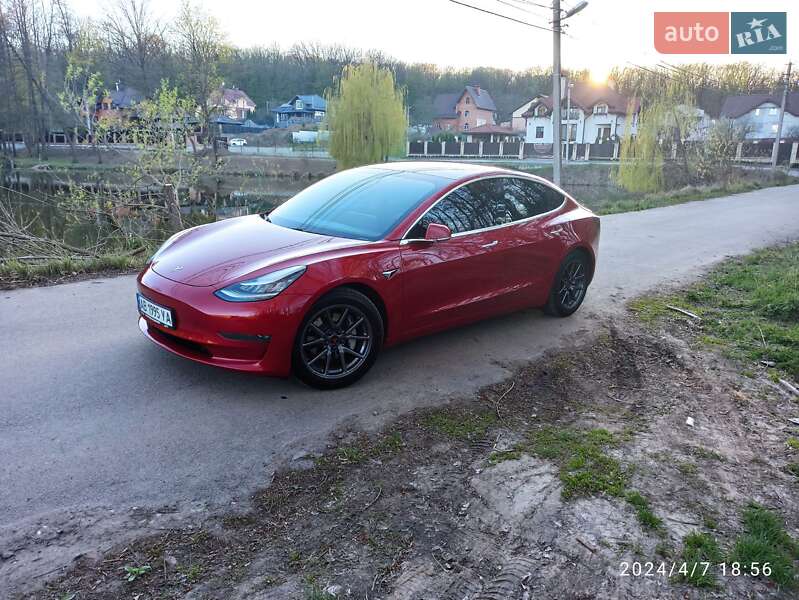 Седан Tesla Model 3 2019 в Виннице