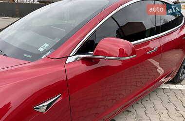 Седан Tesla Model 3 2018 в Чернівцях
