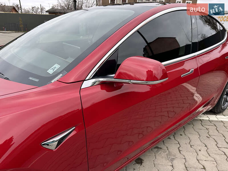Седан Tesla Model 3 2018 в Черновцах